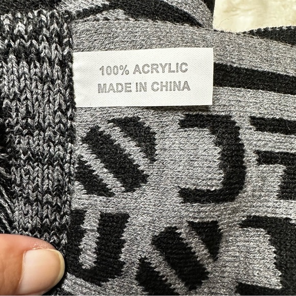 NWT UFC Official Logo Fringe Ratner Muffler Scarf in Grey/ Black Adult OS - Picture 4 of 5